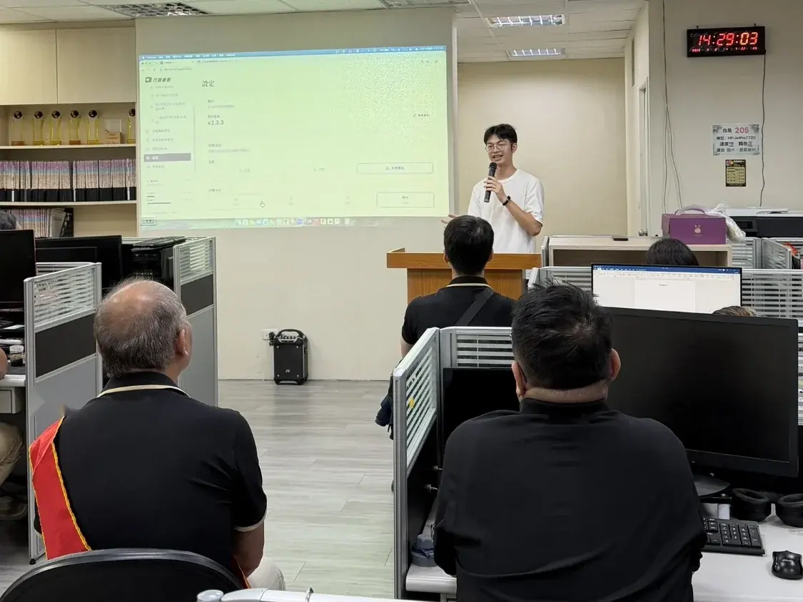 團購現場教學：講者在台上實際操作，大家看投影一起做